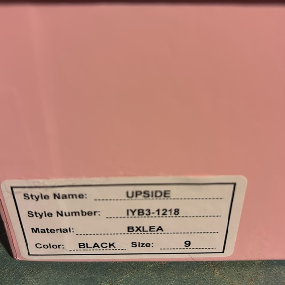 New in box size 9 intentionally blank upside black boot - Picture 7 of 8